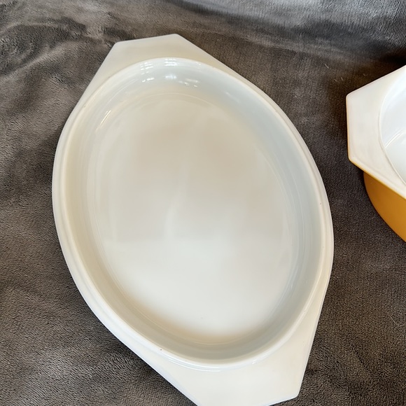 VTG | BUTTERFLY Gold PYREX 045 2.5 qt covered casserole - Picture 6 of 8